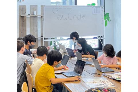 自分のペースで学べる個別学習・複数講師によるサポート体制