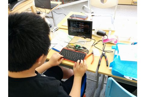 IchigoJamで電子工作に取り組む様子