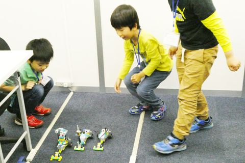 それぞれが工夫して作ったレーシングカーで競争
