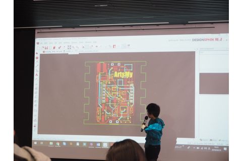 成果報告会で、会社に納品した回路図について説明しました