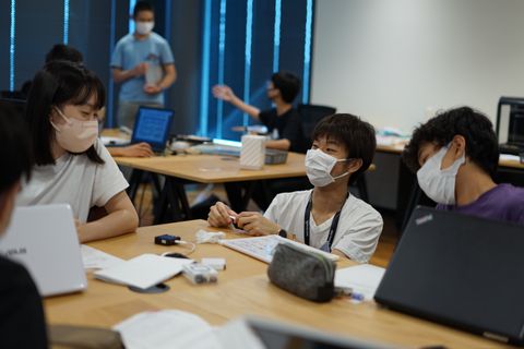 授業は、講師と生徒複数人で行います。