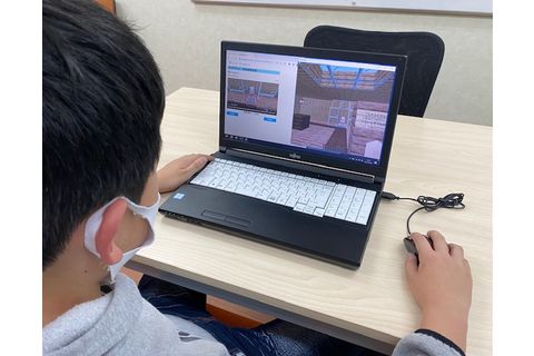 動画授業を見ながらマイクラを操作します