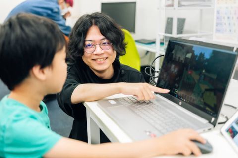 東條先生：Unreal EngineやマイクラMOD等の高度な開発に詳しく、生徒から大人気の先生