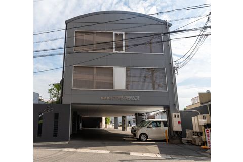 建物の1階が駐車場になっています。