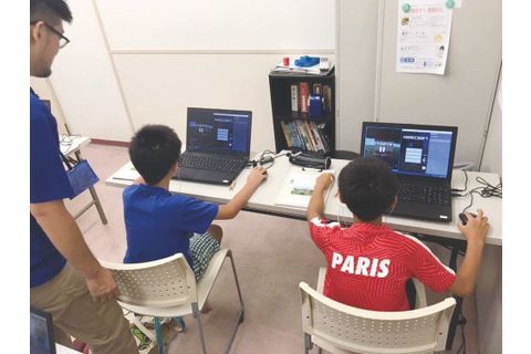パソコンを使って操作します。