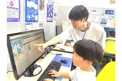 小学生の男の子も楽しくプログラミング！