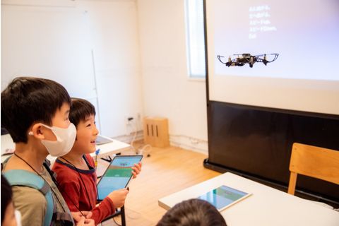 子供の笑顔とドローン