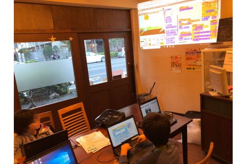 小学生が開発中のスクラッチ作品を他の生徒にプレゼン（説明）している様子