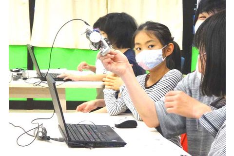 小学生チームがコード打ちロボット・プログラミングに挑戦！