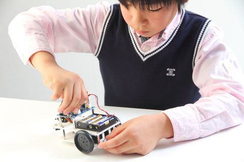 ロボットを組み立てる子ども