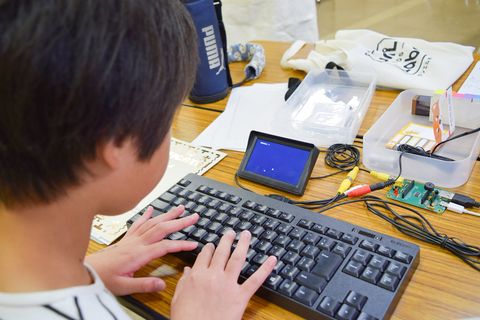 教材はIchigoJam(イチゴジャム)というミニパソコンを使用します