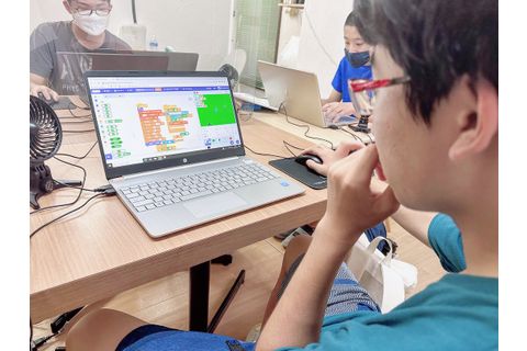 オリジナルの動画教材＆テキストで、手と頭を動かしながら楽しくプログラミング！