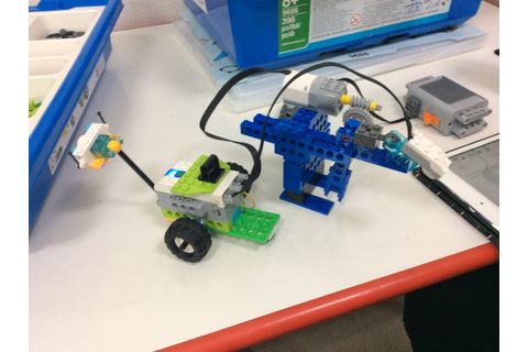 小学校中学年で使用するロボット教材です。タブレットでプログラミングします。