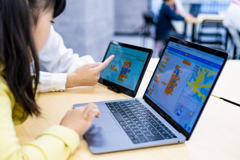 小学生向けのScratch、3Dゲームが作れるUnity・Roblox、大注目のPython、iosアプリが作れるSwiftまで本格的な内容が選択可能！
