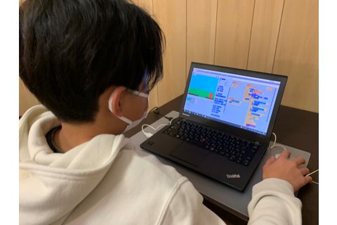 各個人が集中してパソコンに向かえる環境づくりをしています。
