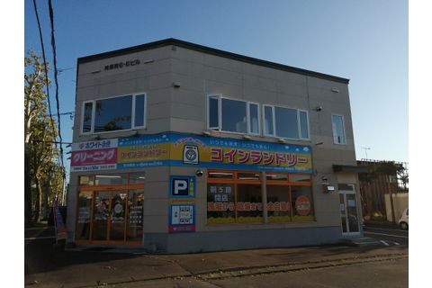 １階がコインランドリーさん、当カレッジは２階です！入り口は写真右側になります。