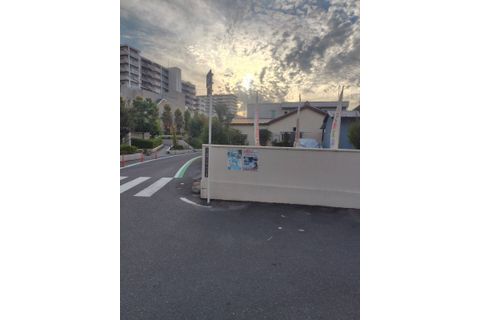 外にポスターを貼っています