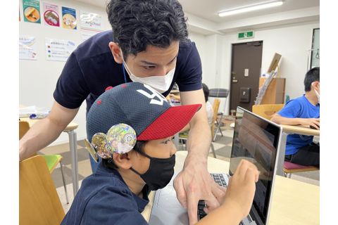 講師と共に楽しみながら創造します