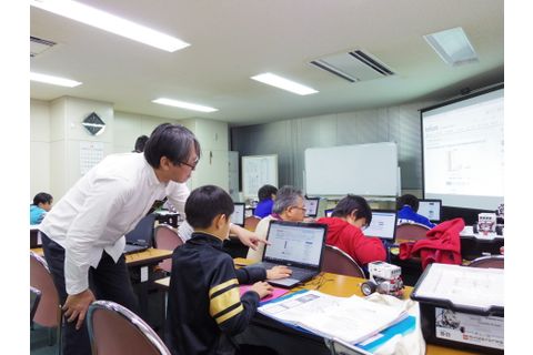 講師1名とアシスタント2名できめ細やかな指導を行う