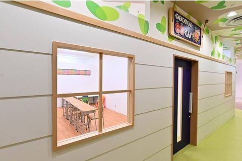 大手ショッピングセンター内の教室外観