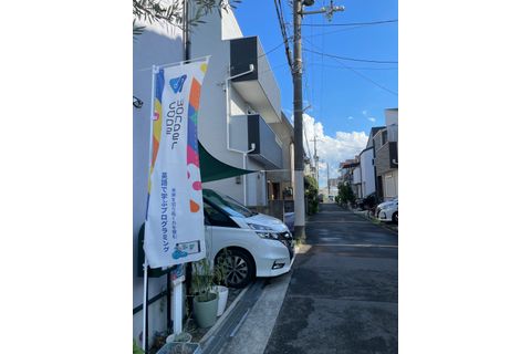 静かな住宅街で、車の通行がほとんどなく、安心して通学頂けます。