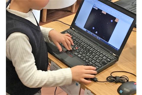いろいろな年齢の子が一緒に参加。お兄さん達の作品を見るのもよい刺激。（湯島教室）