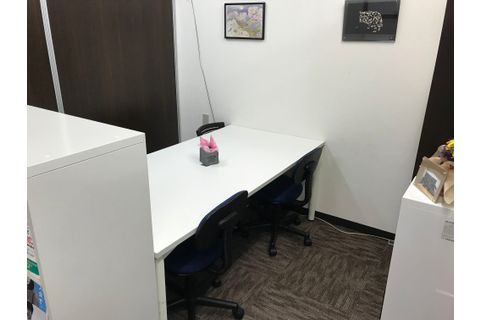 生徒同士向き合ってプログラミング！仲間と知恵を出し合います。