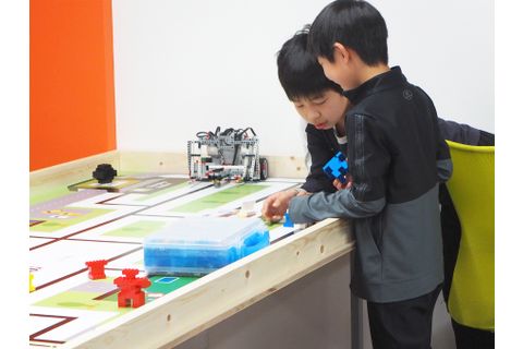 チームを組んで大会に向けてミーティング