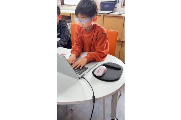 授業時間以外も！自習スペースをいつでも利用可能。お子さまの居場所の一つになります。
