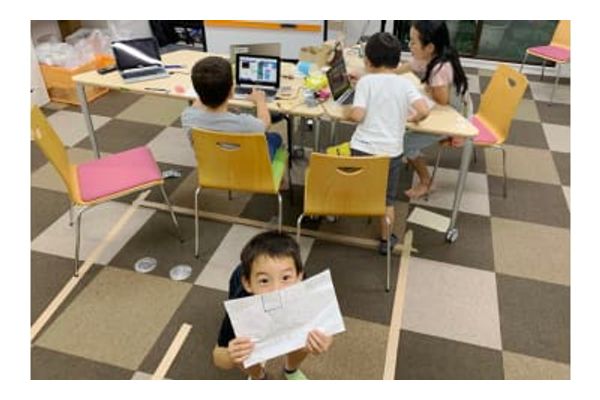 スタッフたちと楽しく一緒に学びます