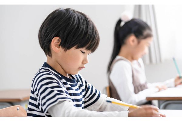 自学自習に取り組む小学生