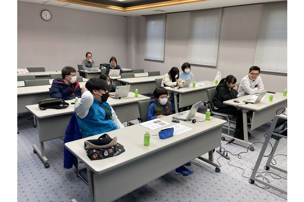 1クラス10人程度で講義を行います。