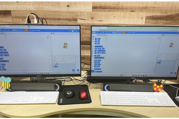 大きなディスプレイと明るい照明の教室でのびのびと学べる