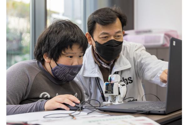 豊かな知識と経験をもつパナソニックOBが、 お子さまと接しながら楽しい雰囲気の中でお教えします。