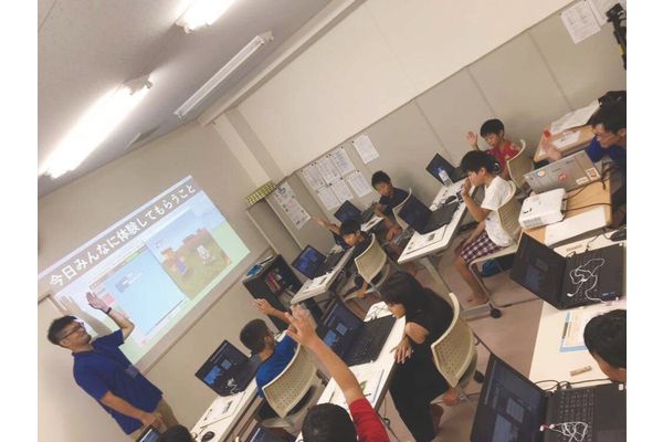 動画の先生と教室の先生によるダブルチューターシステム