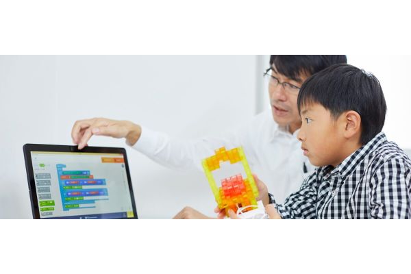 対話のプロと学ぶロボットプログラミング。お子さまの自由な発想を学びにつなげます。