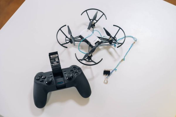 ドローンは“遊び”じゃない。「楽しい！」を入り口に、自ら問い・考え抜く探究的な学びを育てます。