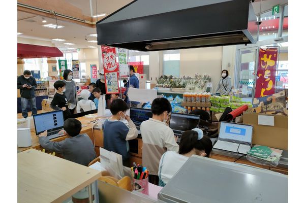 実際の社会シーンで課題解決の体験を