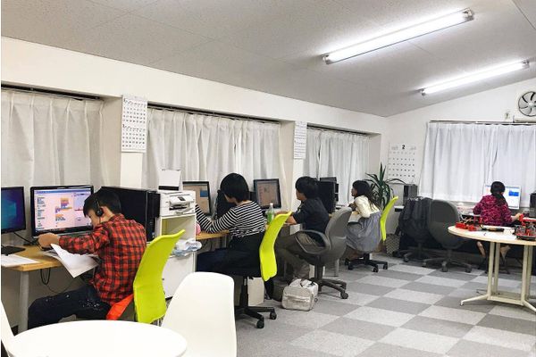 一人1台のPC環境と、大人と子どもが一緒に学べる教室