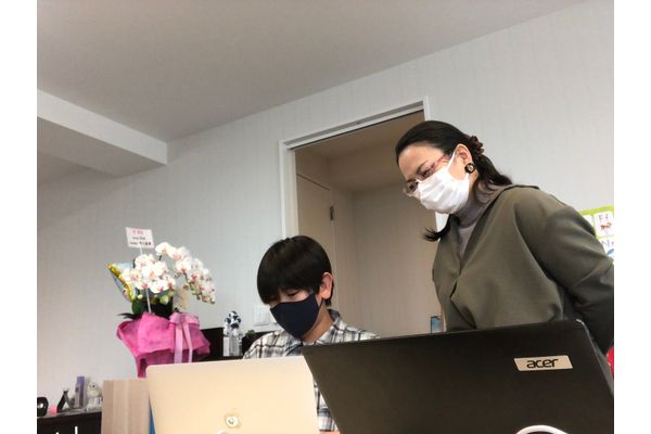 1人の講師に3人の少人数個別指導。教室長が個々に寄り添って直接指導します。