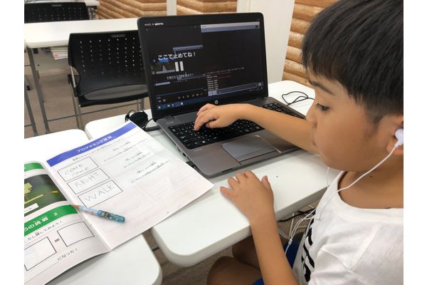 動画授業と教室の先生によるダブルチューターシステム