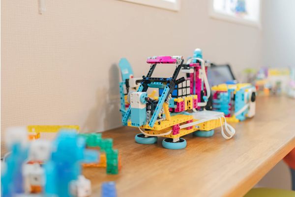 レゴをはじめとした8種類のロボットを使ってプログラミング。 ロボットは購入不要です。