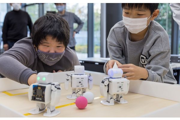 トモーニなら、モノ×プログラミングの組み合わせで 楽しみながら学習できます。　