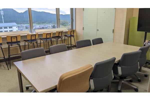 保護者さまの送迎待機場所やレッスン用サブ会場として使用しています