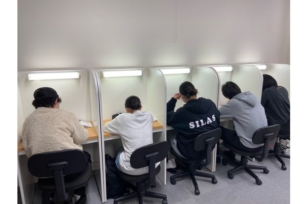 自習ブース完備で集中して課題を行えます