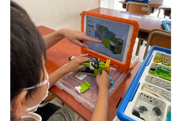 ロボットを自分の手で組み立てる