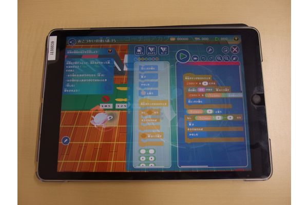 生徒一人ひとり専用のタブレットで学習していきます。
