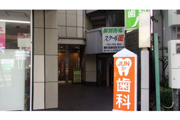 入口です。扉をくぐってエレベーターをご利用ください。